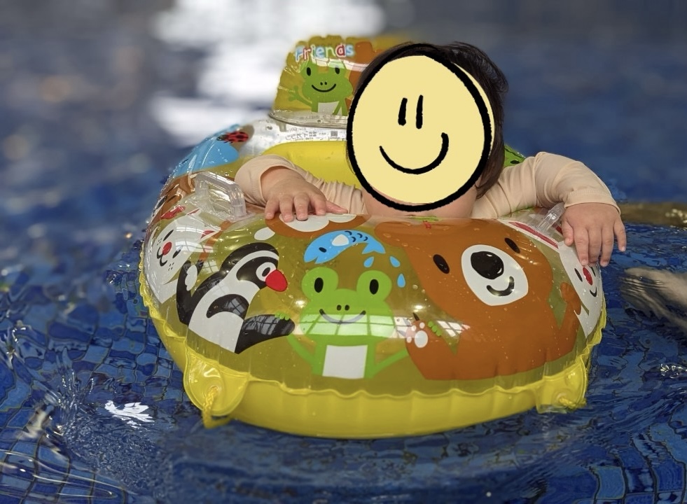 インドアプールで遊ぶ息子