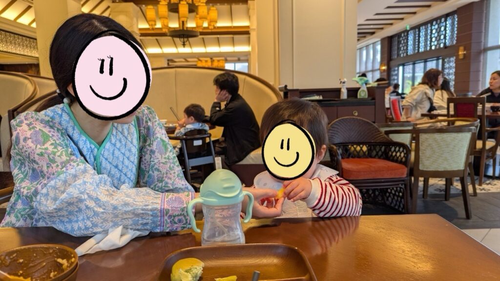 朝食ビュッフェで食べるわたしと息子
